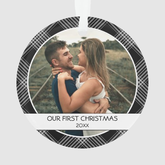 私たちの初めてのクリスマスカップルの写真黒の格子縞 オーナメント (裏面)