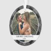 私たちの初めてのクリスマスカップルの写真黒の格子縞 オーナメント (正面)