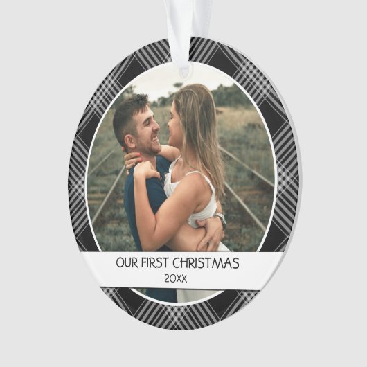 私たちの初めてのクリスマスカップルの写真黒の格子縞 オーナメント (正面)
