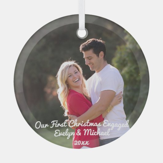 私たちの初めてのクリスマスカップルの写真 ガラスオーナメント (正面)