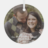 私たちの初めてのクリスマスカップルの写真 ガラスオーナメント (正面)