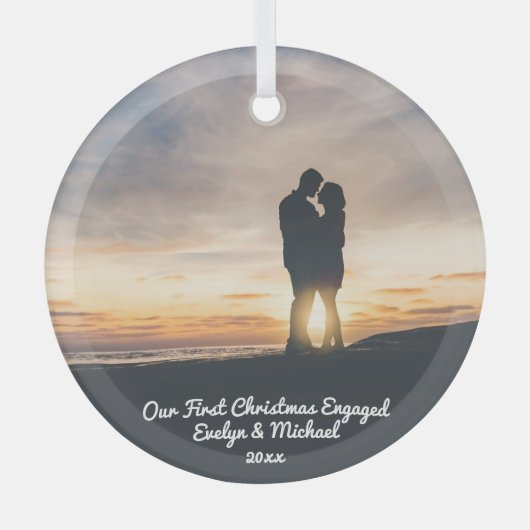 私たちの初めてのクリスマスカップルの写真 ガラスオーナメント (正面)