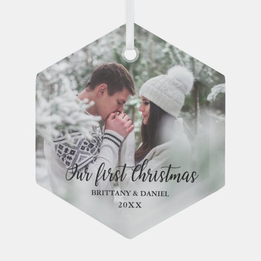 私たちの初めてのクリスマスカップルの写真 ガラスオーナメント (正面)
