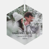 私たちの初めてのクリスマスカップルの写真 ガラスオーナメント (裏面)