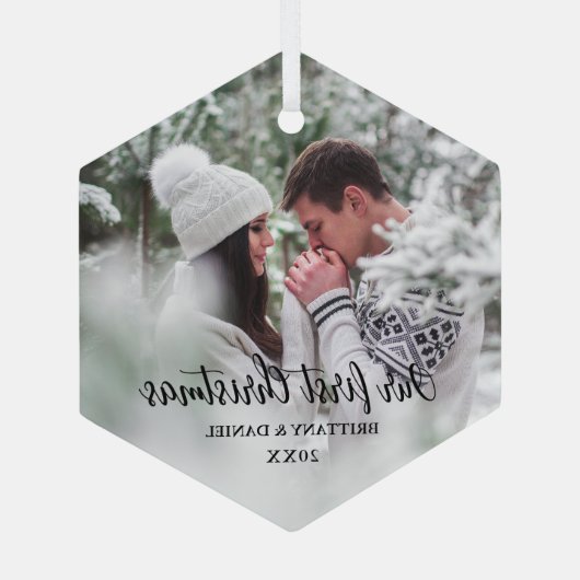 私たちの初めてのクリスマスカップルの写真 ガラスオーナメント (裏面)