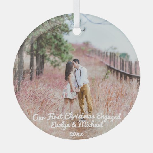 私たちの初めてのクリスマスカップルの写真 ガラスオーナメント (正面)