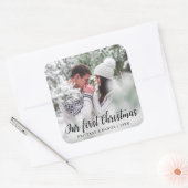 私たちの初めてのクリスマスカップルの写真 スクエアシール (封筒)