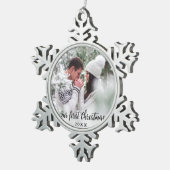 私たちの初めてのクリスマスカップルの写真 スノーフレークピューターオーナメント (右)