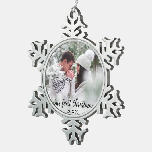 私たちの初めてのクリスマスカップルの写真 スノーフレークピューターオーナメント (右)