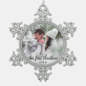 私たちの初めてのクリスマスカップルの写真 スノーフレークピューターオーナメント (正面)
