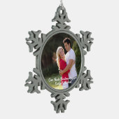 私たちの初めてのクリスマスカップルの写真 スノーフレークピューターオーナメント (左)