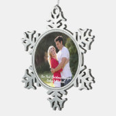 私たちの初めてのクリスマスカップルの写真 スノーフレークピューターオーナメント (右)