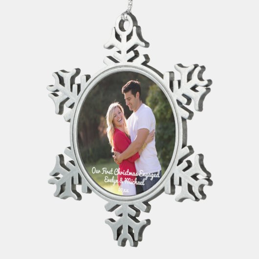 私たちの初めてのクリスマスカップルの写真 スノーフレークピューターオーナメント (右)