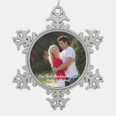 私たちの初めてのクリスマスカップルの写真 スノーフレークピューターオーナメント (正面)
