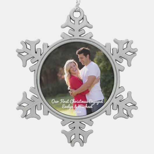 私たちの初めてのクリスマスカップルの写真 スノーフレークピューターオーナメント (正面)