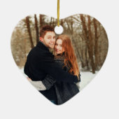 私たちの初めてのクリスマスカップルの名前の写真ラブハート セラミックオーナメント (裏面)