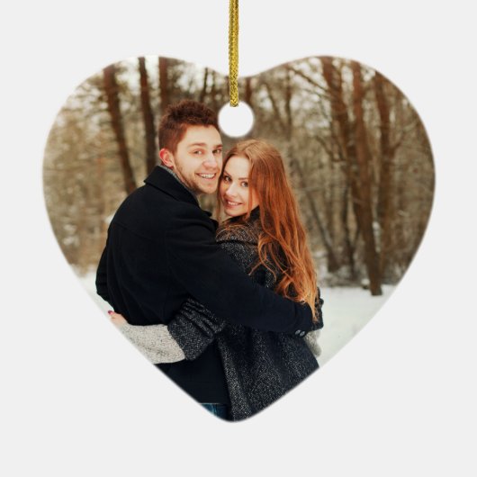 私たちの初めてのクリスマスカップルの名前の写真ラブハート セラミックオーナメント (裏面)