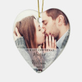 私たちの初めてのクリスマスカップルの名前の写真ラブハート セラミックオーナメント (左)