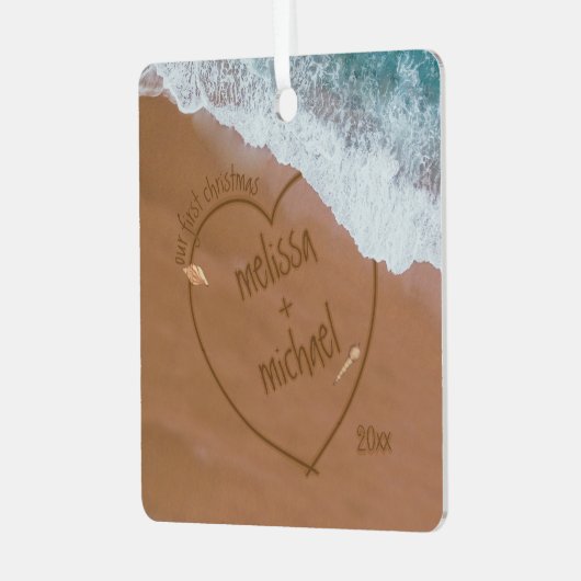 私たちの初めてのクリスマスカップルの名前ビーチ日付 メタルオーナメント (正面左)