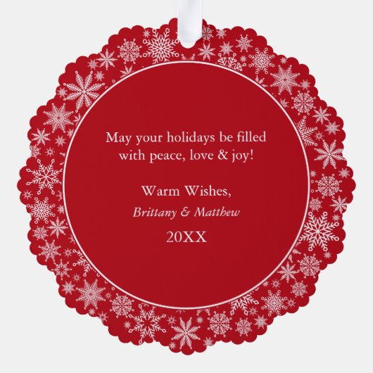 私たちの初めてのクリスマスカップル写真の雪の結晶レッド オーナメントカード (裏面)