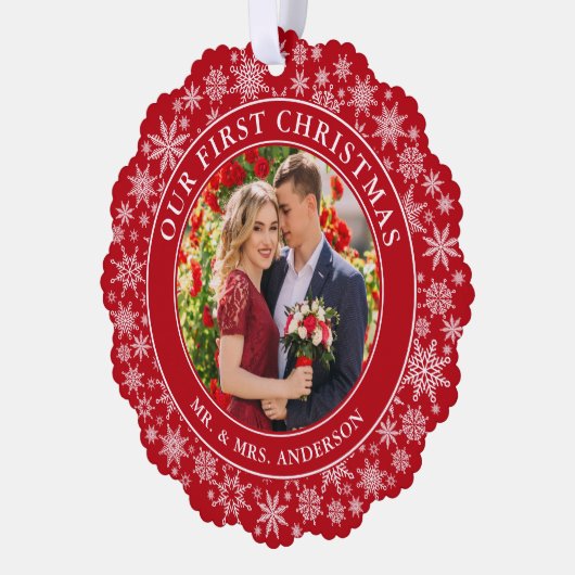 私たちの初めてのクリスマスカップル写真の雪の結晶レッド オーナメントカード (左)