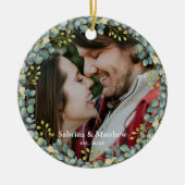 私たちの初めてのクリスマスカップル写真グリーンリーリース セラミックオーナメント (正面)