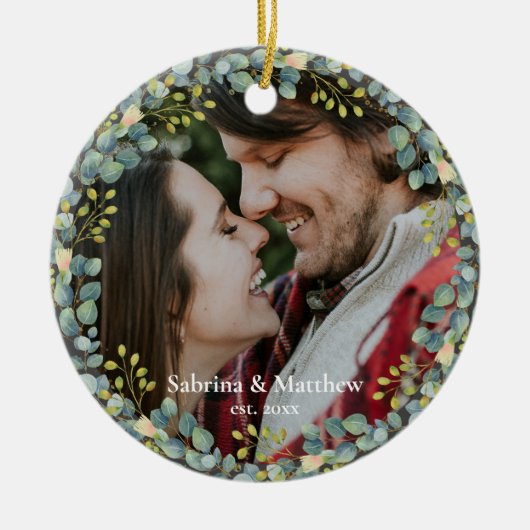 私たちの初めてのクリスマスカップル写真グリーンリーリース セラミックオーナメント (正面)