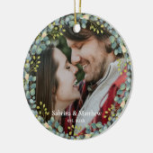 私たちの初めてのクリスマスカップル写真グリーンリーリース セラミックオーナメント (左)