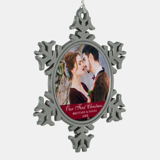 私たちの初めてのクリスマスカップル写真ブルゴーニュ スノーフレークピューターオーナメント (左)