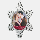 私たちの初めてのクリスマスカップル写真ブルゴーニュ スノーフレークピューターオーナメント (右)