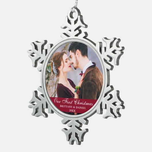 私たちの初めてのクリスマスカップル写真ブルゴーニュ スノーフレークピューターオーナメント (右)