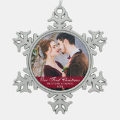 私たちの初めてのクリスマスカップル写真ブルゴーニュ スノーフレークピューターオーナメント (正面)