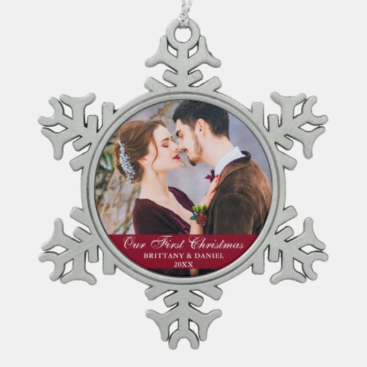 私たちの初めてのクリスマスカップル写真ブルゴーニュ スノーフレークピューターオーナメント (正面)