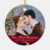 私たちの初めてのクリスマスカップル写真ブルゴーニュ セラミックオーナメント (正面)