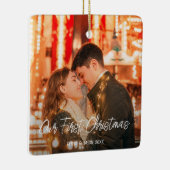 私たちの初めてのクリスマスカップル写真ラブスクリプトフォント セラミックオーナメント (右)