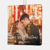 私たちの初めてのクリスマスカップル写真ラブスクリプトフォント セラミックオーナメント (左)