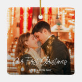 私たちの初めてのクリスマスカップル写真ラブスクリプトフォント セラミックオーナメント (裏面)