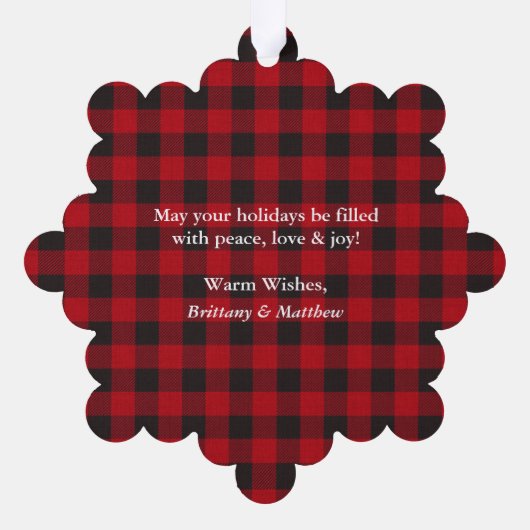 私たちの初めてのクリスマスカップル写真レッドプレイド オーナメントカード (裏面)