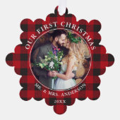 私たちの初めてのクリスマスカップル写真レッドプレイド オーナメントカード (正面)