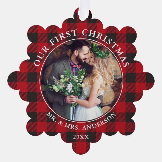 私たちの初めてのクリスマスカップル写真レッドプレイド オーナメントカード (正面)