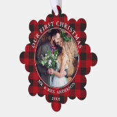 私たちの初めてのクリスマスカップル写真レッドプレイド オーナメントカード (左)