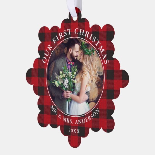 私たちの初めてのクリスマスカップル写真レッドプレイド オーナメントカード (左)