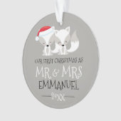 私たちの初めてのクリスマスキュート北極キツネ パーソナライズされた オーナメント (正面)