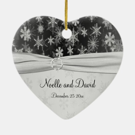 私たちの初めてのクリスマスキープサケオーナメント セラミックオーナメント (裏面)