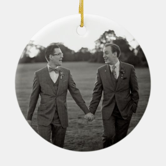 私たちの初めてのクリスマスグリーンゲイ新着写真 セラミックオーナメント (裏面)