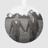 私たちの初めてのクリスマスゲイ新着写真ホワイト オーナメント (裏面)