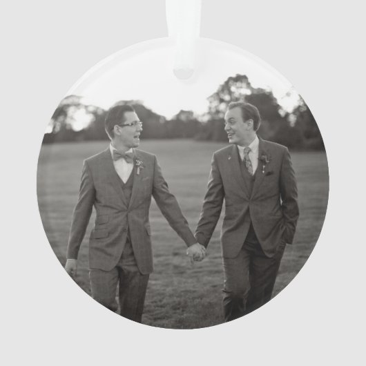 私たちの初めてのクリスマスゲイ新着写真ホワイト オーナメント (裏面)