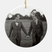 私たちの初めてのクリスマスゲイ新着写真レッド セラミックオーナメント (裏面)