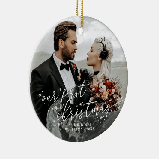 私たちの初めてのクリスマスス結婚ワイトスクリプトの写真 セラミックオーナメント (右)