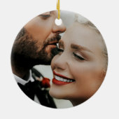 私たちの初めてのクリスマスス結婚ワイトスクリプトの写真 セラミックオーナメント (裏面)